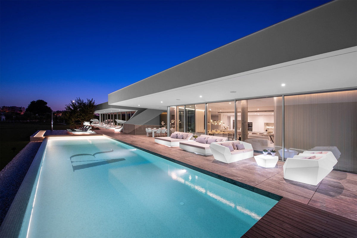 Mobilier outdoor illuminé Vondom à la villa Alma Do Mar en Algarve de nuit