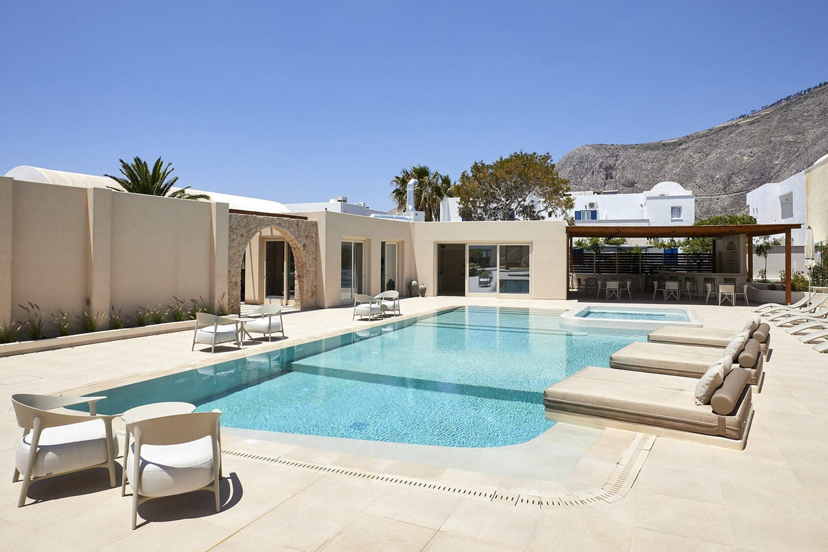 Apricus Suites Perussa à Santorin avec mobilier outdoor Vondom sous les arches méditerranéennes