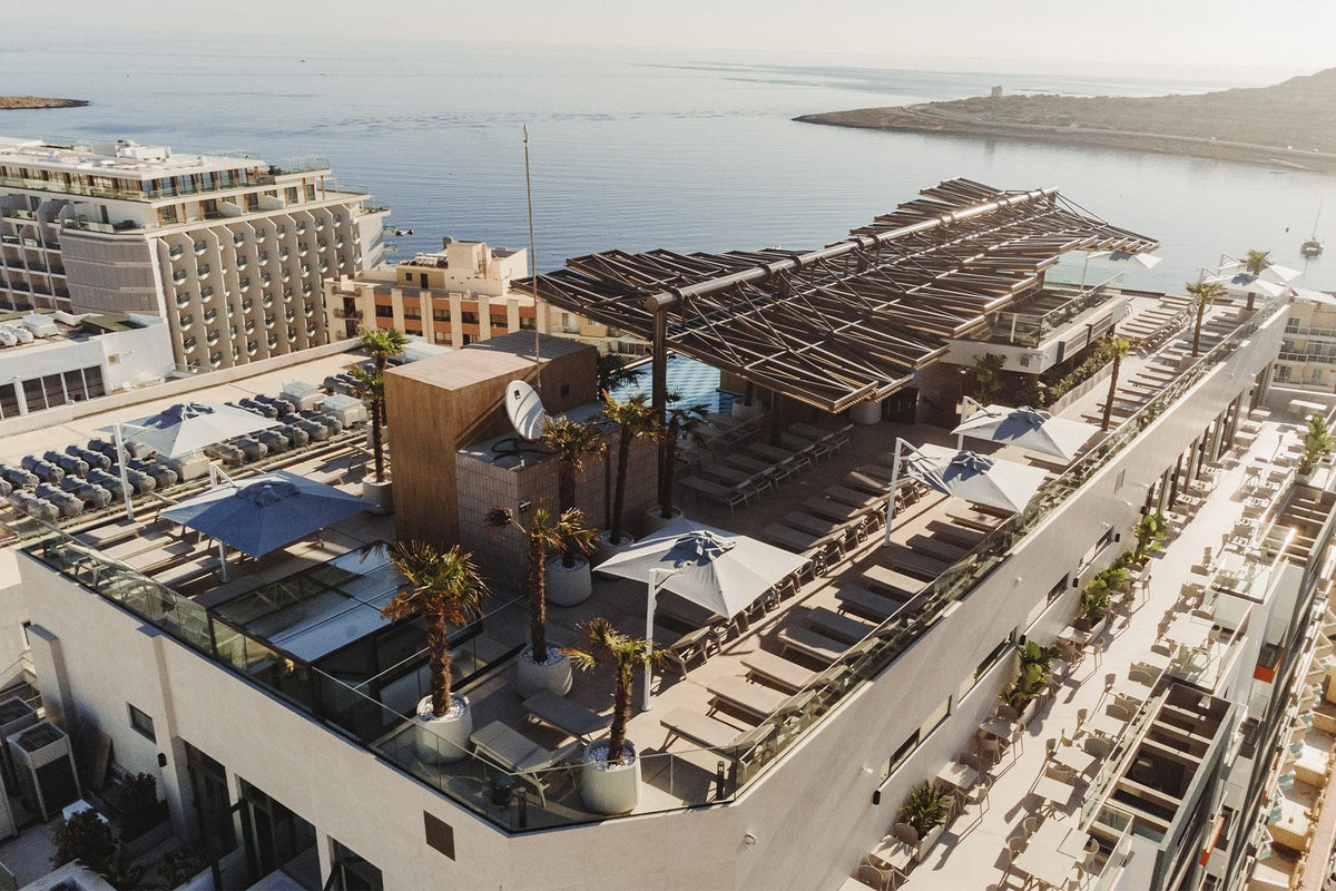 Vue aérienne du Best Western Premier Malta à San Pawl il-Baħar, rooftop équipé du mobilier outdoor Vondom