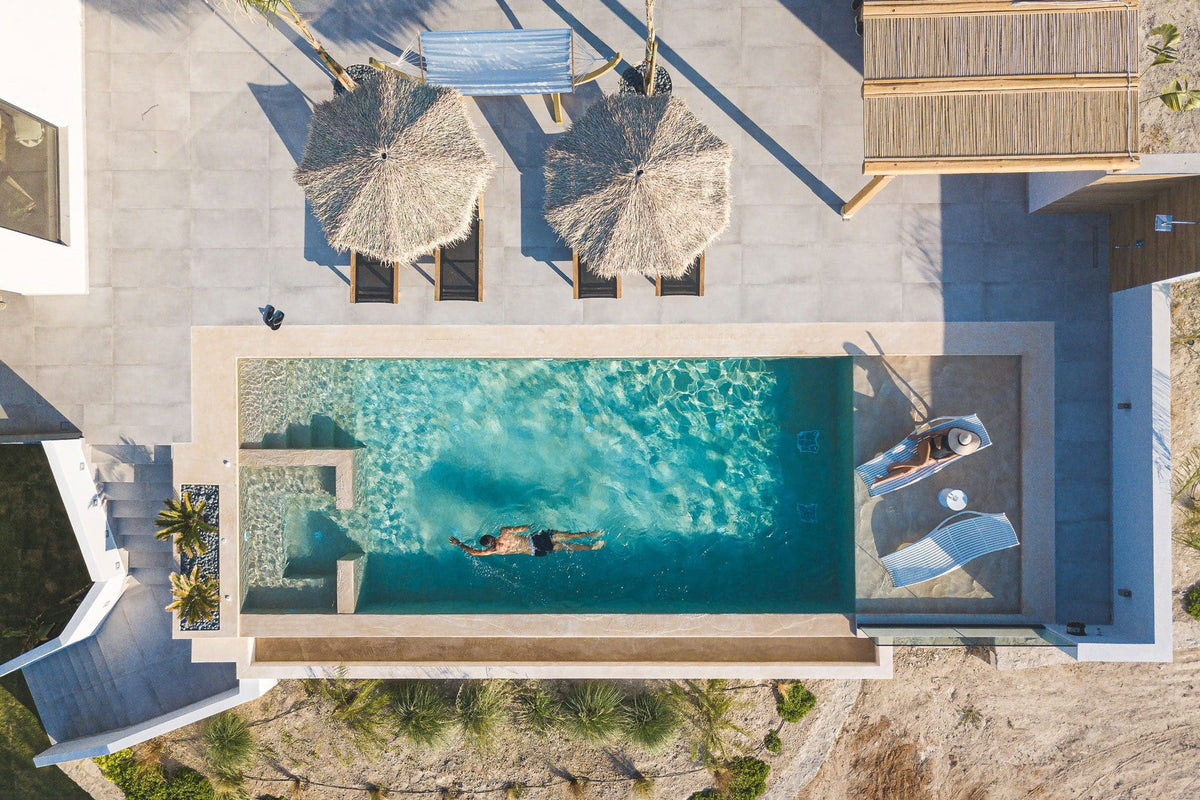 Bains de soleil Ibiza d'Eugeni Quitllet sur la terrasse des Bohemian Villas en Crète