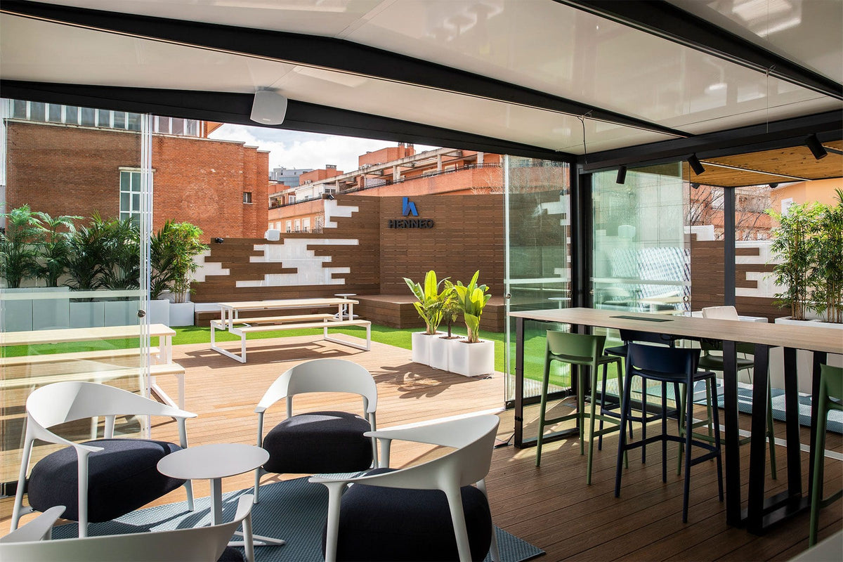 Terrasse extérieure des bureaux Henneo à Madrid aménagée avec le mobilier contract Vondom
