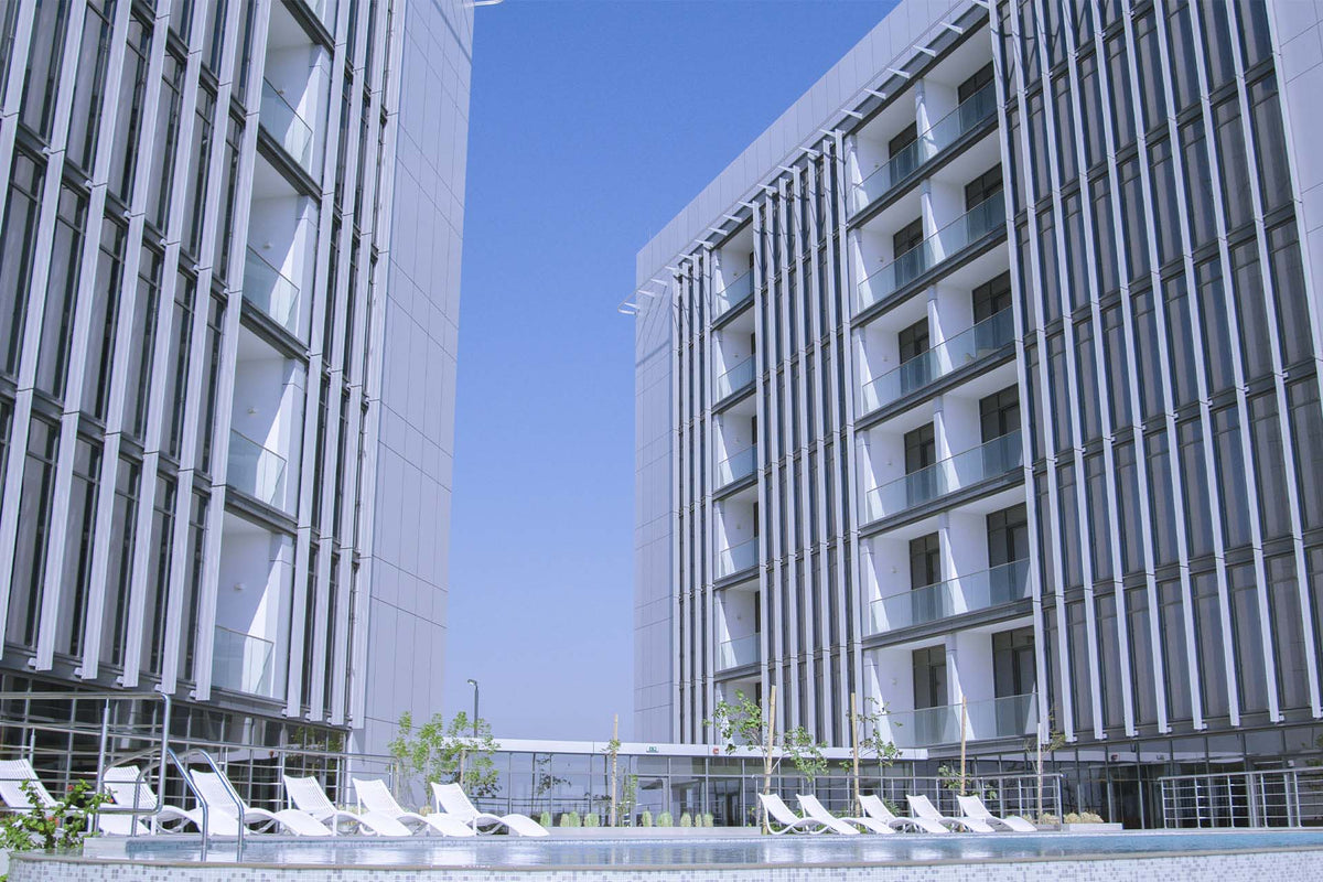 Terrasse à piscine du projet Canal View à Bahreïn avec le mobilier outdoor Vondom