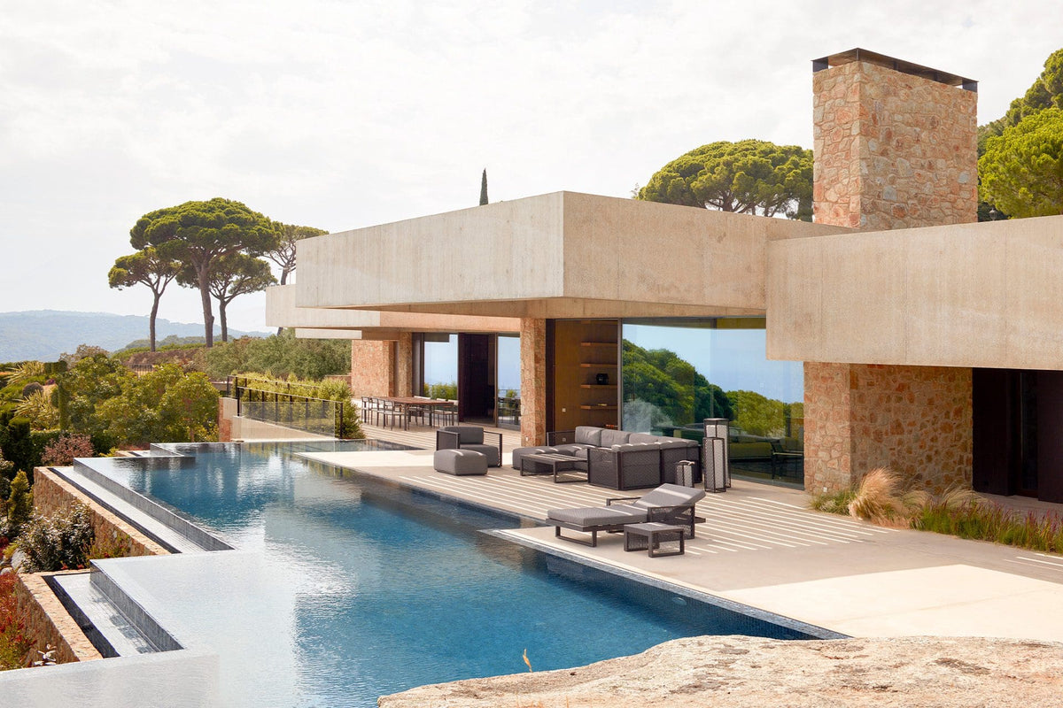 Terrasse de la Casa La Roca à Mataró avec le mobilier aluminium The Factory de Vondom