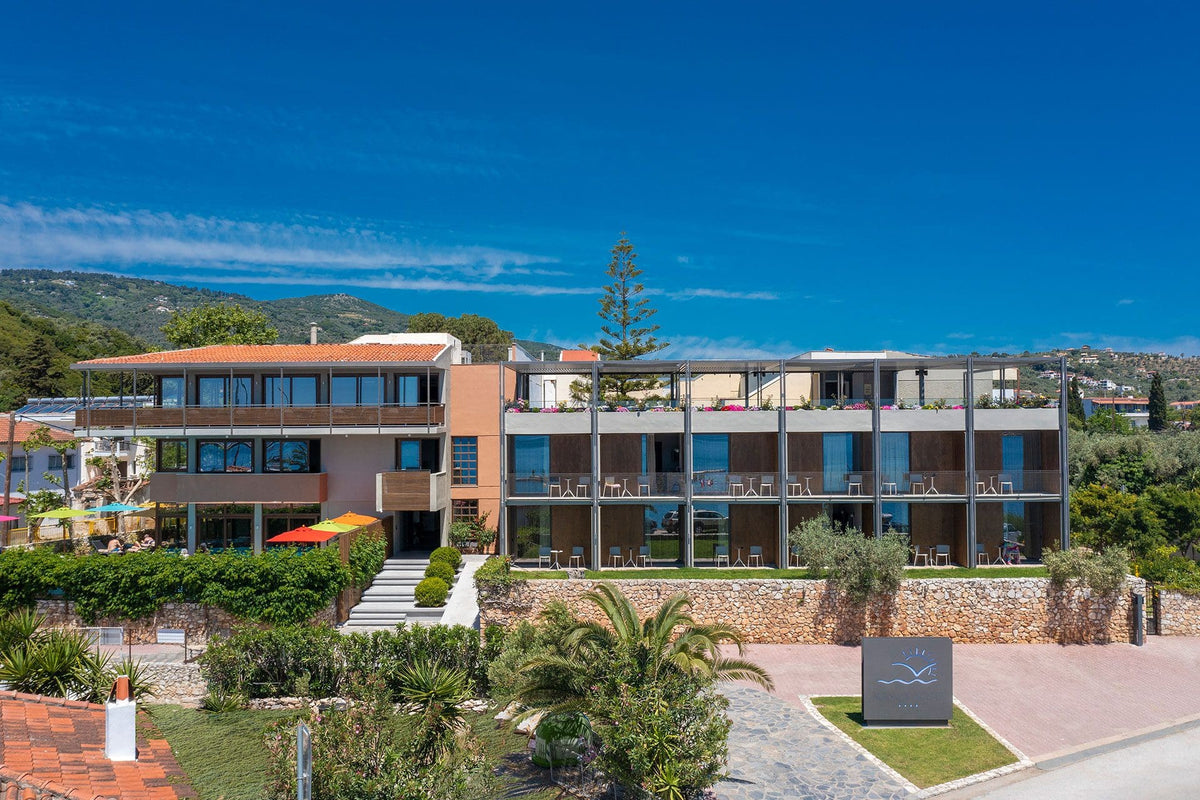 Hotel Alkyon à Skiathos en Grèce avec mobilier outdoor Vondom face à la mer Méditerranée