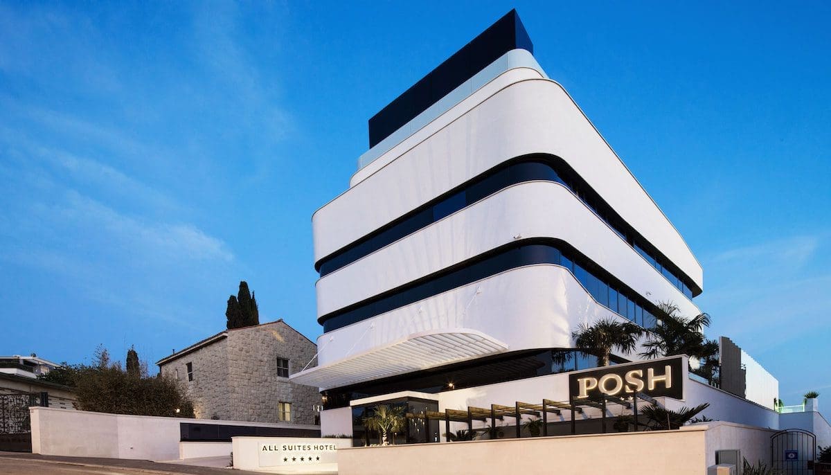 Hotel Posh à Split en Croatie avec mobilier outdoor Vondom et piscine à débordement face à la mer