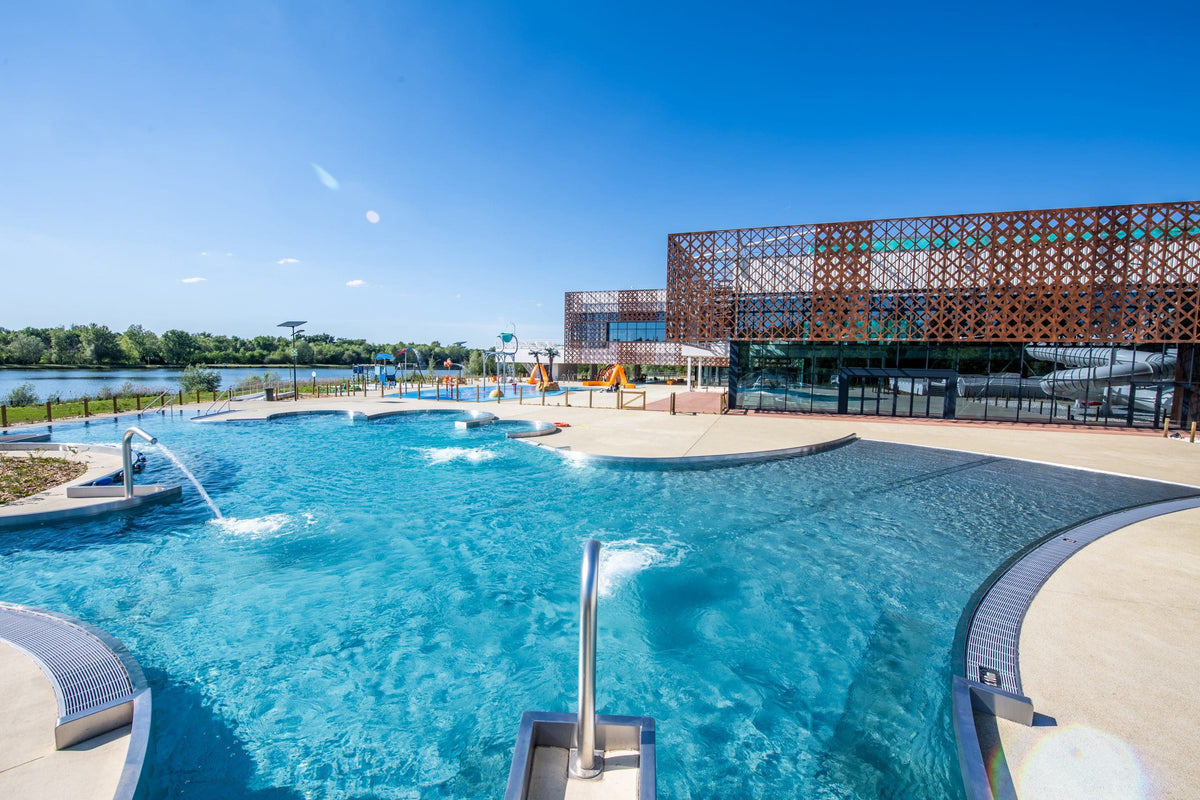 Mobilier d'extérieur design Vondom au parc aquatique La Calinésie à Libourne