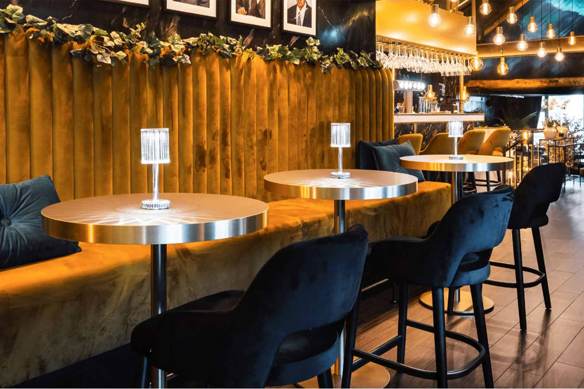 Restaurant La Famiglia à Tromsø en Norvège éclairé par les lampes de table Gatsby de Ramón Esteve pour Vondom