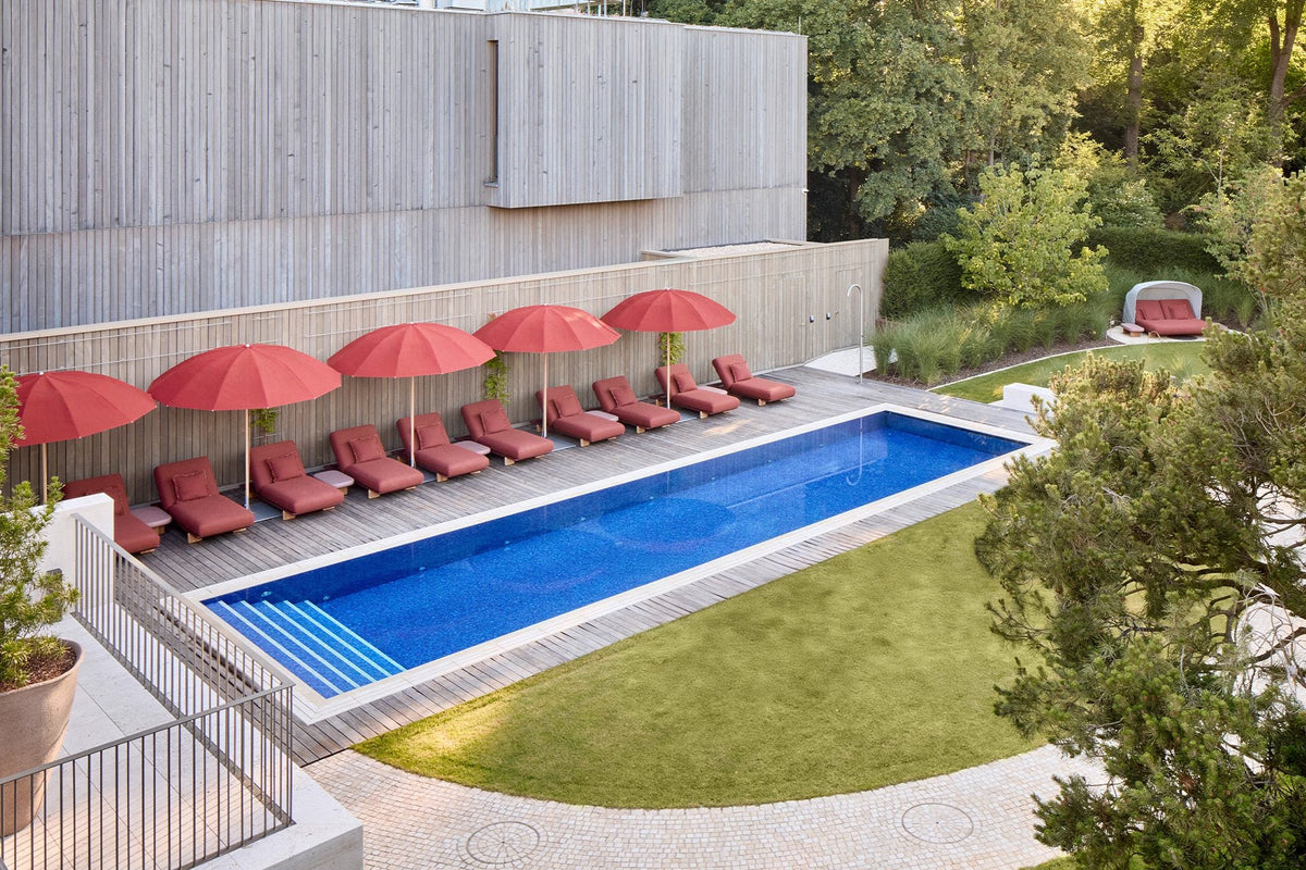 La Maison Hotel & Spa à Saarlouis, vue du spa avec transats Milos de Vondom en rouge intense