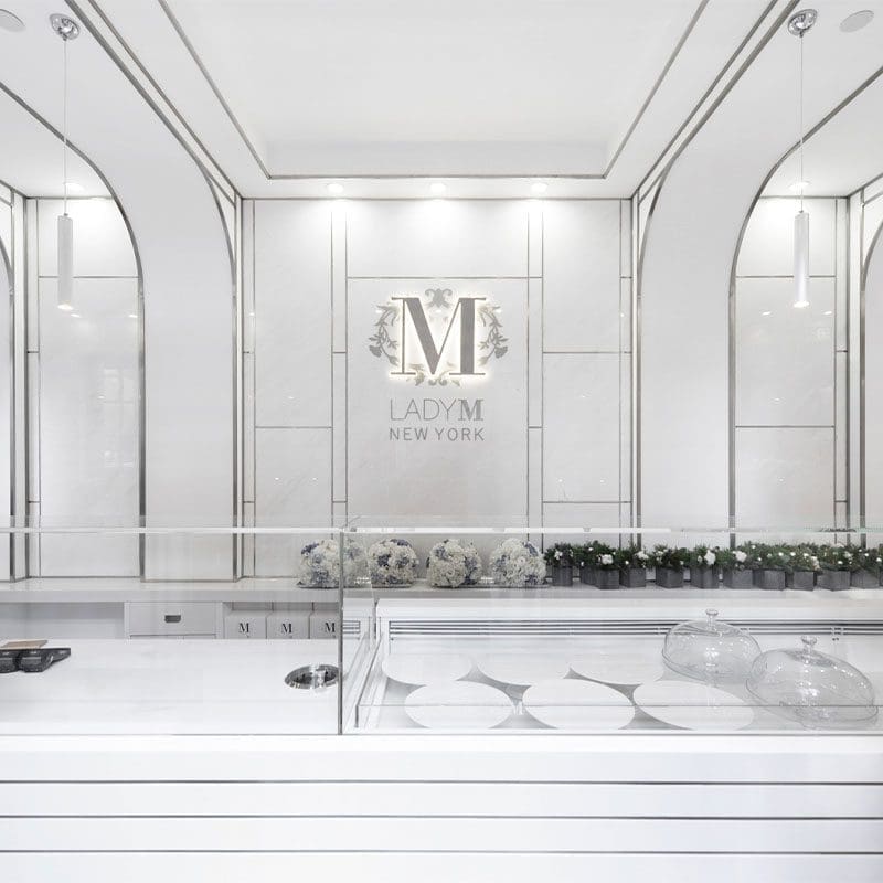 Pâtisserie Lady M flagship à Xintiandi Shanghai aménagée avec chaises Africa d'Eugeni Quitllet pour Vondom