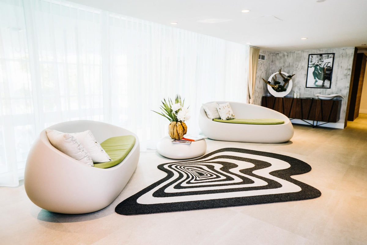 Canapés Stones de Stefano Giovannoni dans le lobby de la résidence Le Jardin à Miami