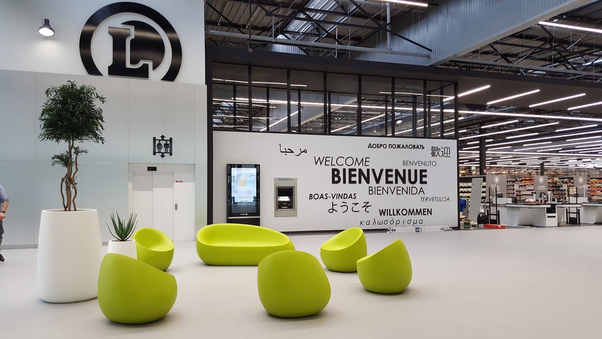 Sofas, fauteuils et jardinières Stones de Stefano Giovannoni pour Vondom au centre commercial Leclerc de Joué-les-Tours