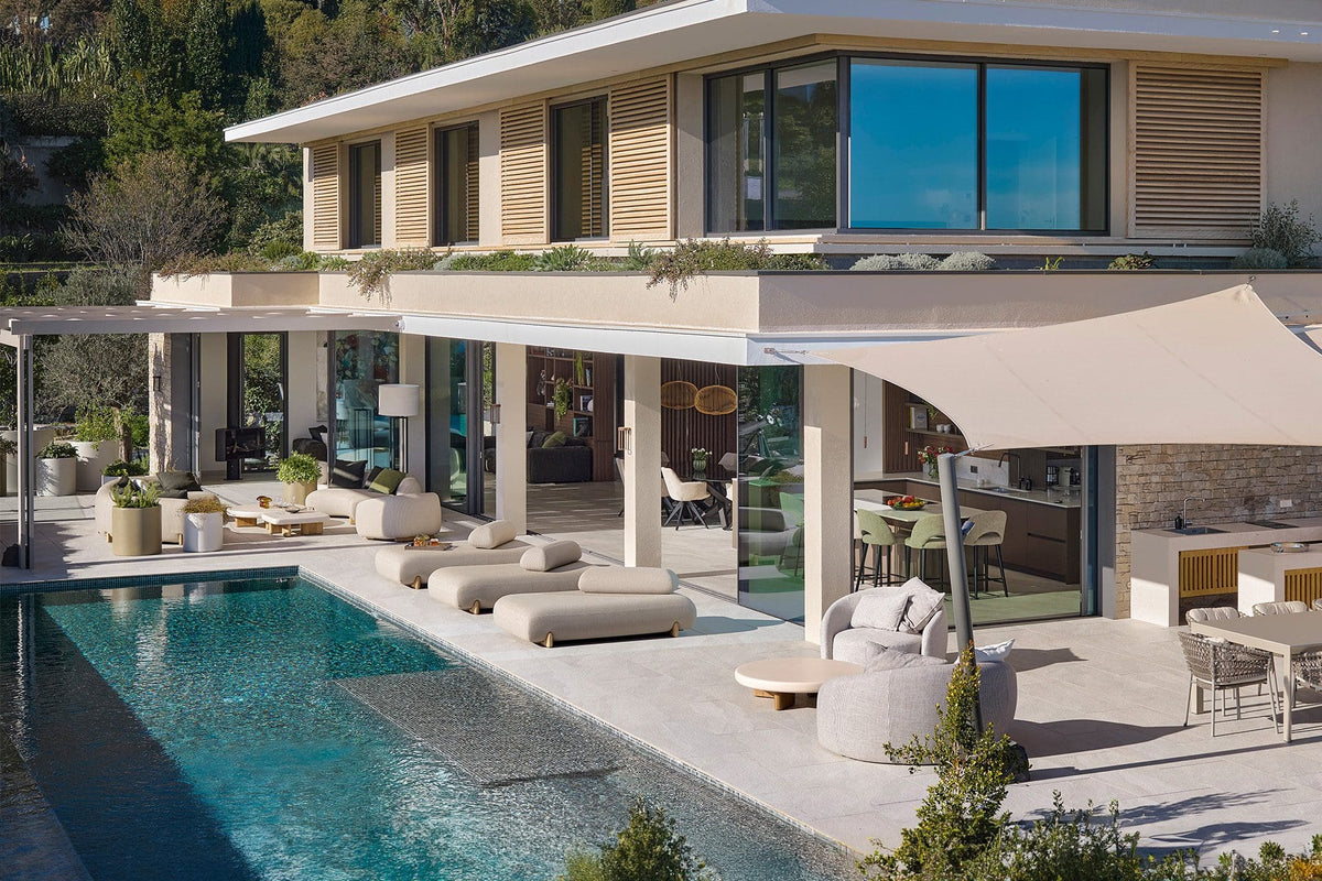 Salon extérieur Milos de la Maison Lumière sur la Côte d'Azur par Vondom