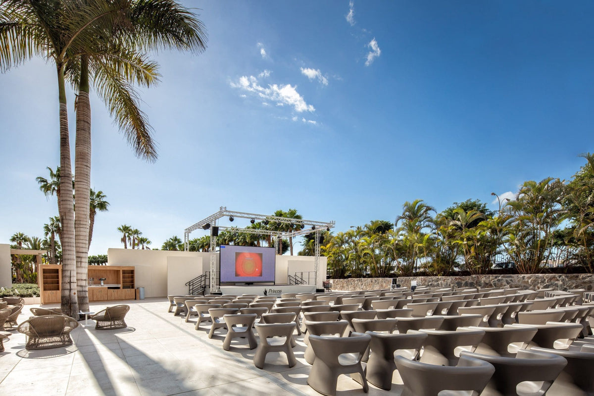 Fauteuils Pal de Karim Rashid pour Vondom sur la terrasse événementielle du Maspalomas Princess Hotel
