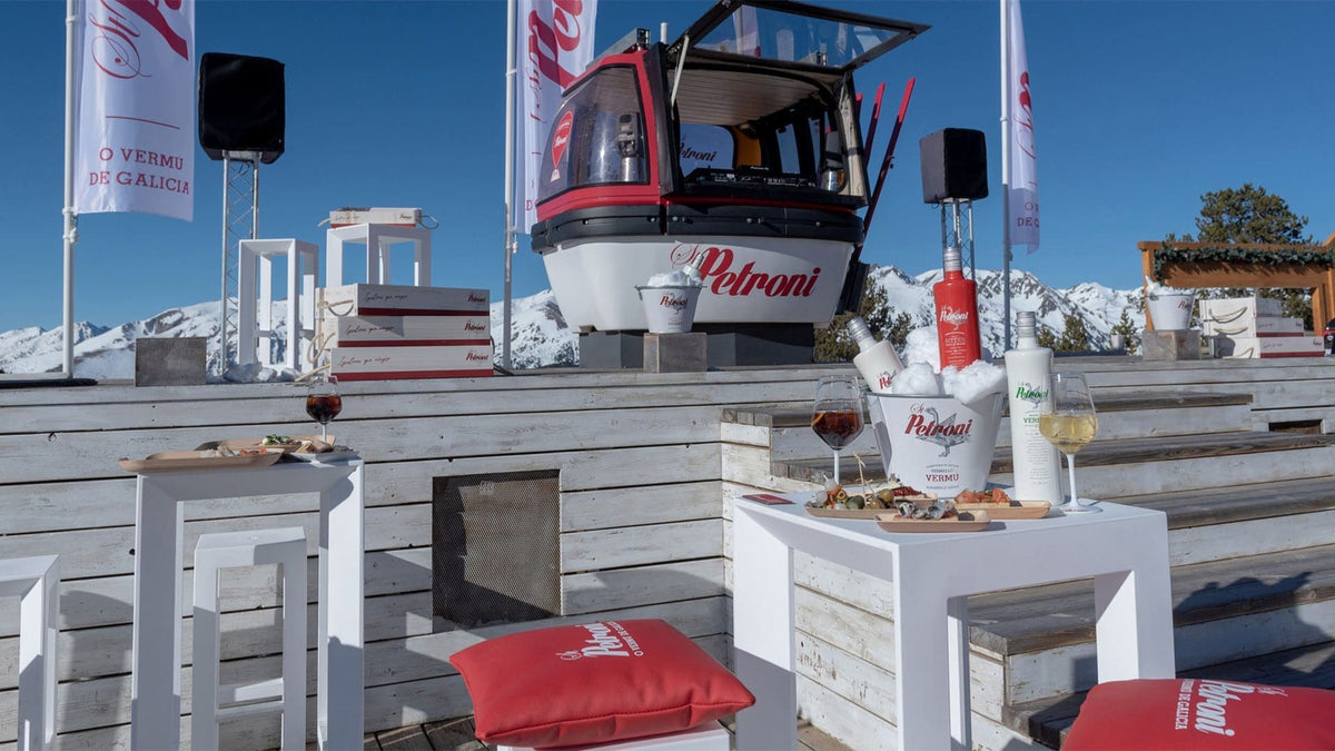 Terrasse Petroni à Grandvalira en Andorre aménagée avec mobilier outdoor Vondom des collections Vela, Ulm et Frame