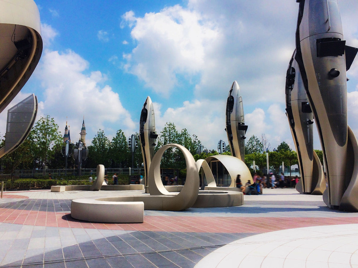 Mobilier And de Fabio Novembre pour Vondom dans la zone Tomorrowland de Shanghai Disneyland