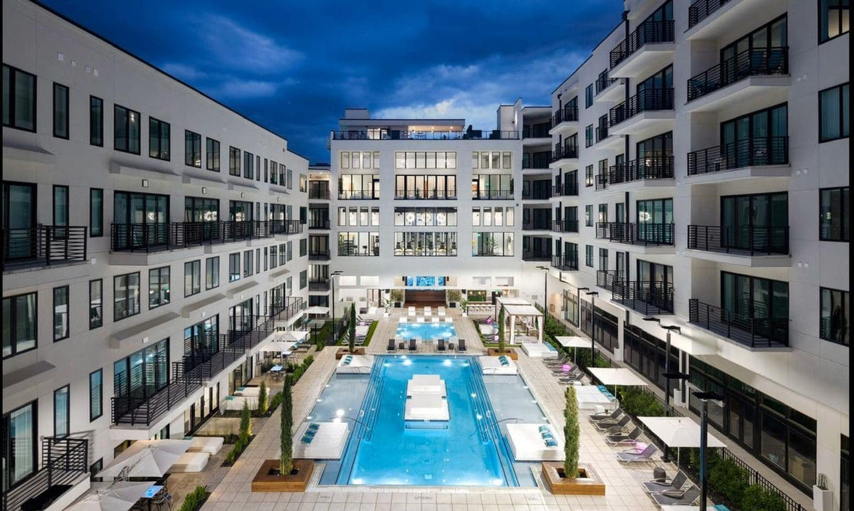 Terrasse du complexe résidentiel SLX Atlanta avec le mobilier outdoor Vondom