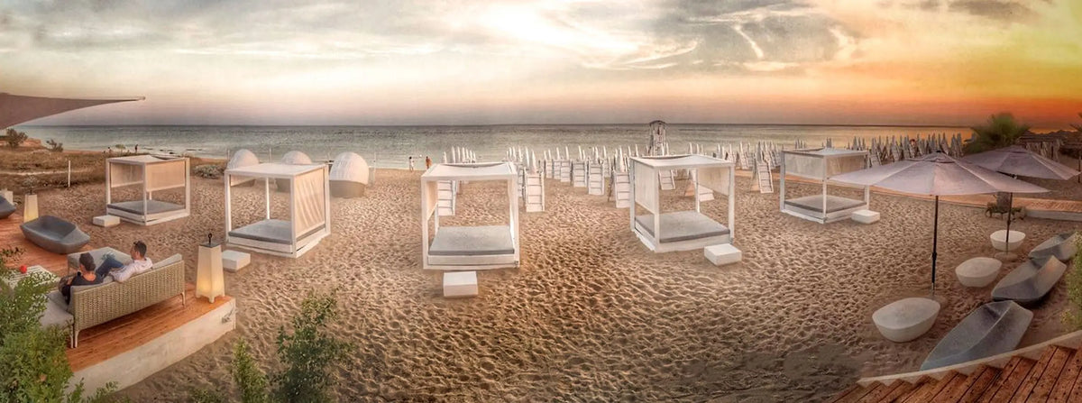 Daybeds Vela de Ramón Esteve sur la plage du Tayga Beach Club en Italie, mobilier Vondom