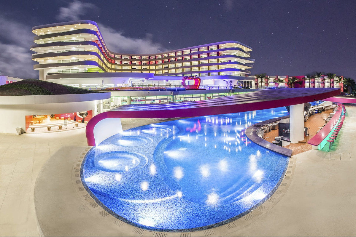 Temptation Cancun Resort signé Karim Rashid avec mobilier outdoor Vondom au bord de la mer des Caraïbes