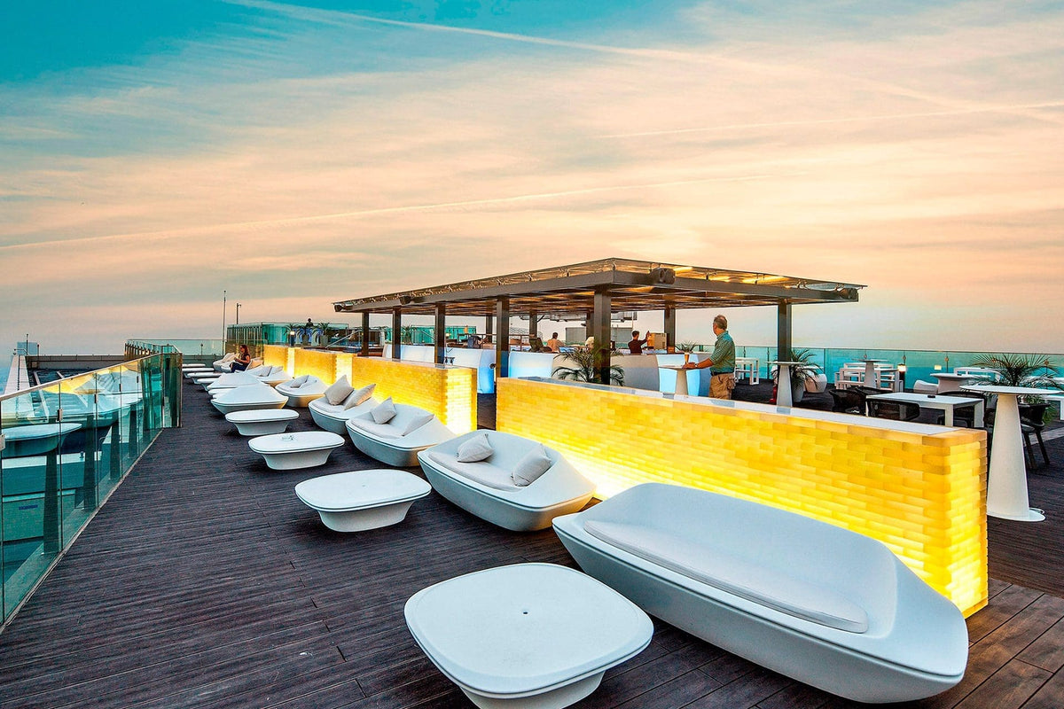 Terrasse panoramique Top of Hanoi au 65e étage du Lotte Hotel avec le mobilier Vondom