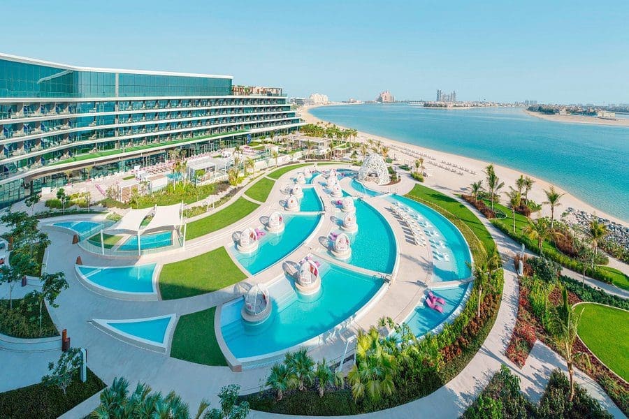 Mobilier d'extérieur Vondom autour de la piscine du W Hotel Dubai sur Palm Jumeirah