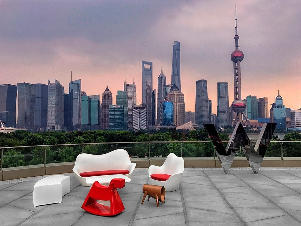 Mobilier design Vondom sur la terrasse du W Hotel Shanghai dans le quartier du Bund