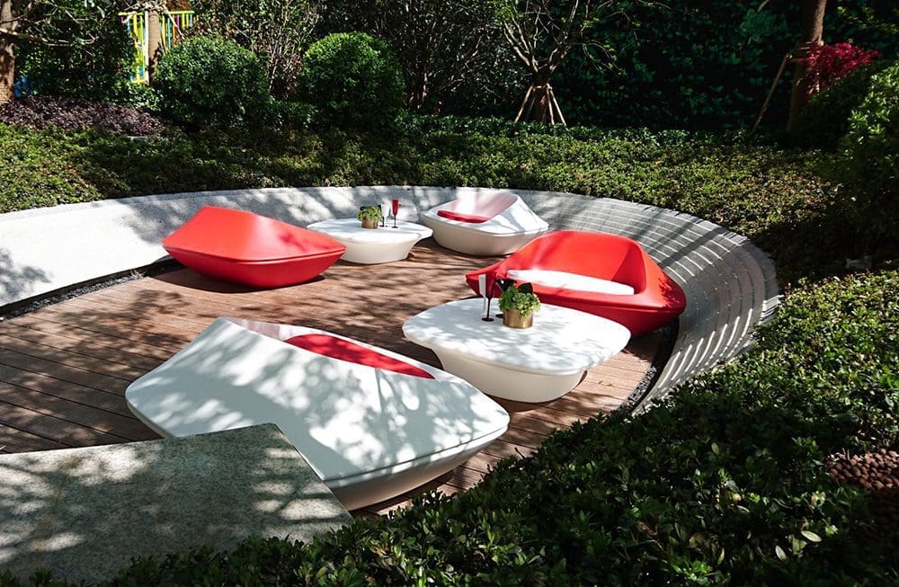 Fauteuil et table basse Ufo d'Ora Ïto pour Vondom au Xincheng Coast West Park de Shanghai