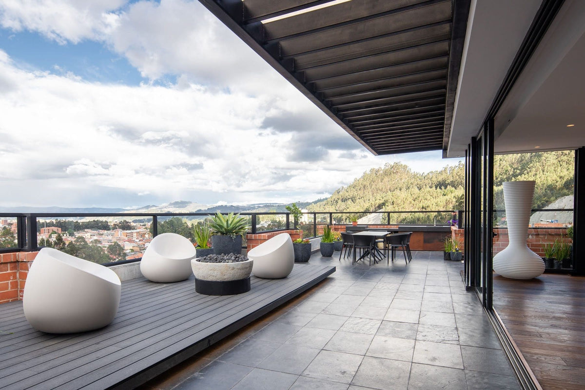 Canapé et fauteuil Stones créant une ambiance chaleureuse au Penthouse Panorama à Cuenca