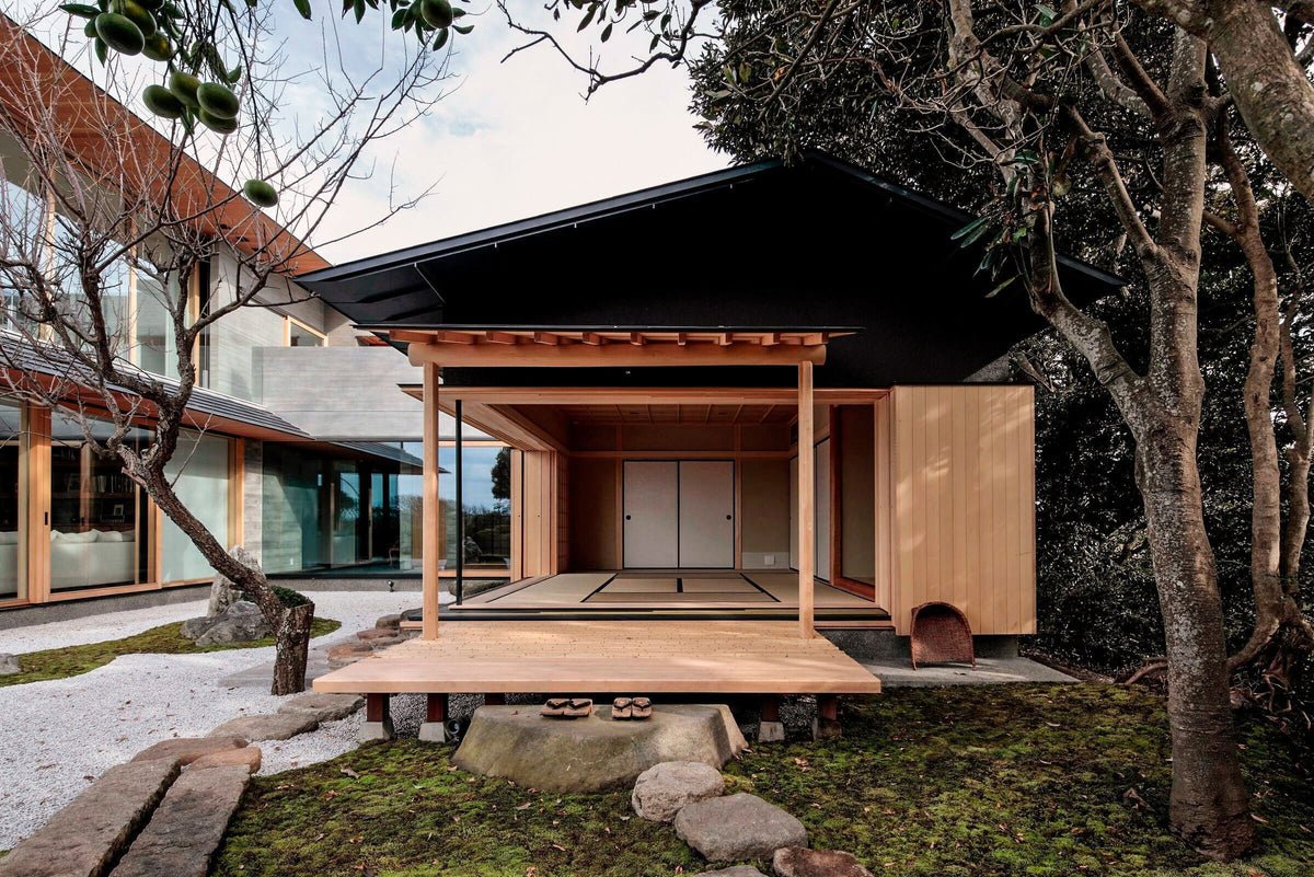 Daybed Ulm de Ramón Esteve sur la terrasse vitrée de la T3 House à Kamakura