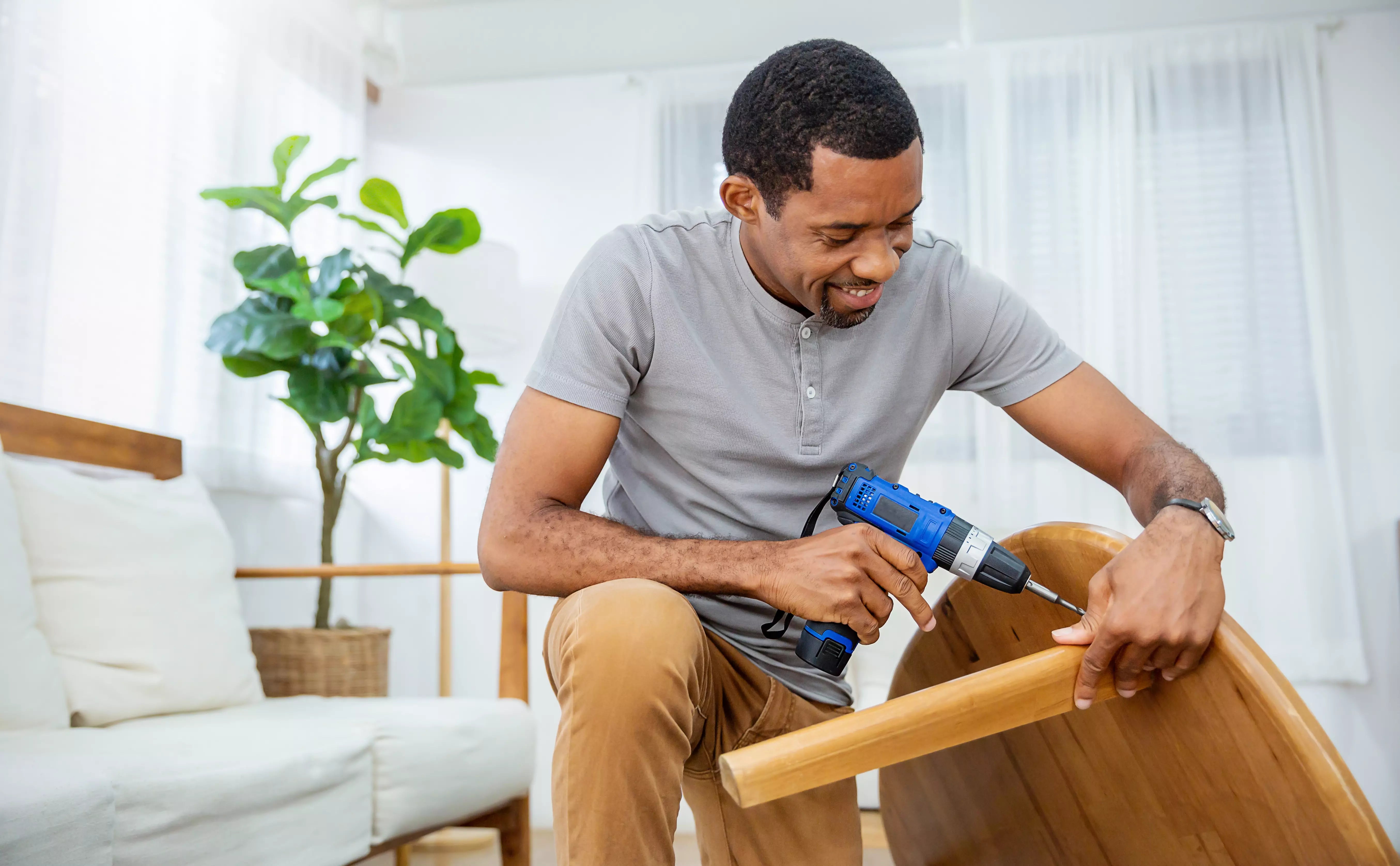 Comment Fixer des Pieds de Table en Bois ?