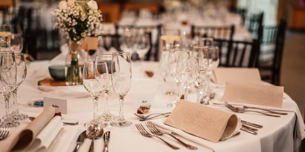 Quelle Longueur de Table Choisir pour une Salle des Fêtes ?