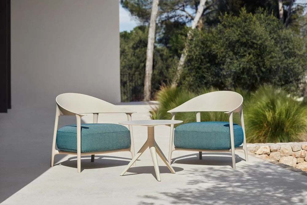 Fauteuils de Terrasse | Deux fauteuils Africa Vondom et un guéridon Mari-Sol sur une terrasse