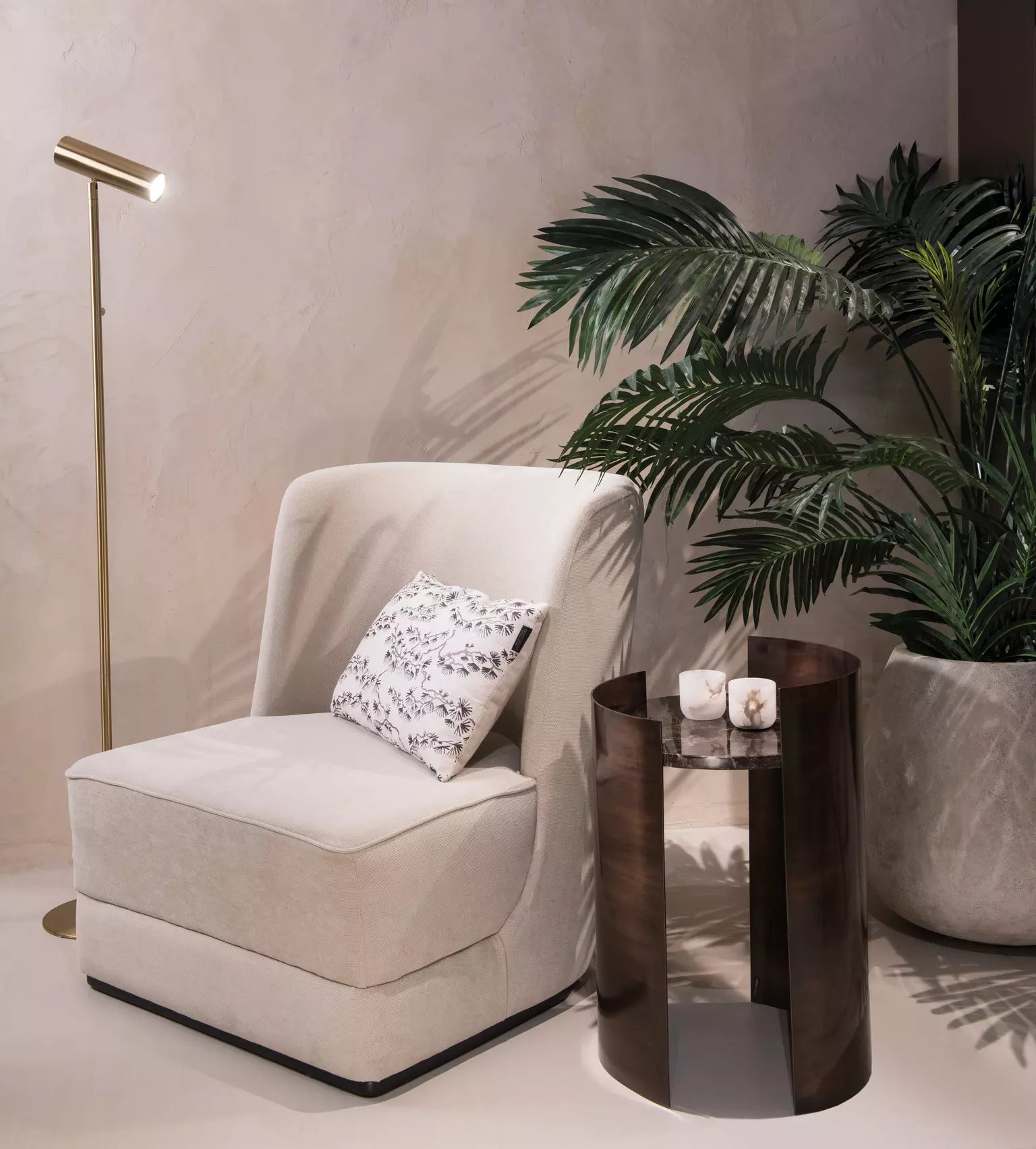 Table-Appoint-Salon-Design