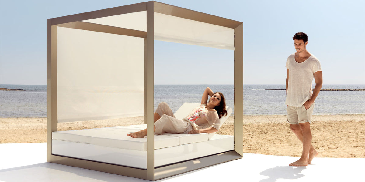 Pergola Vela carrée avec stores latéraux, en situation