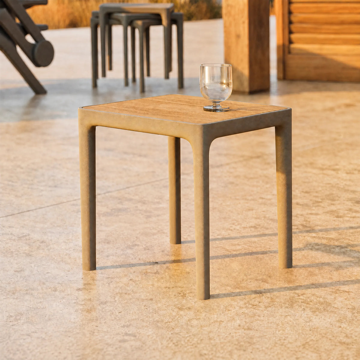 Table basse Africa Vondom 39 cm sans étagère, plateau en teck, verre posé dessus