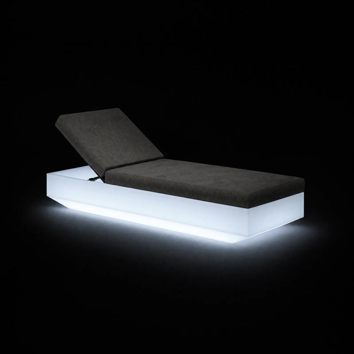 Sonnenliege Vela LED Vondom, von innen beleuchtet auf schwarzem Hintergrund