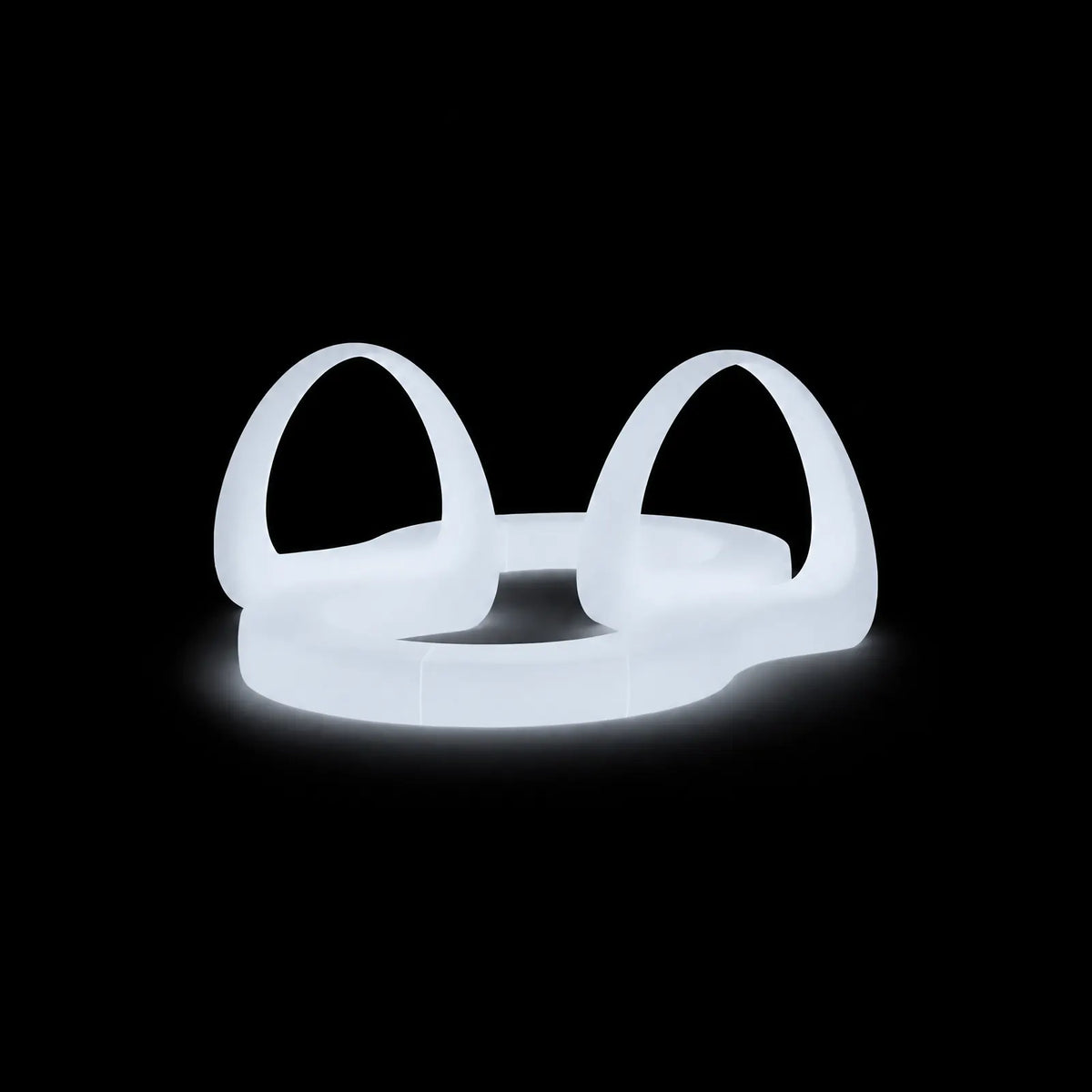 Banc And LED Vondom, ensemble de deux arches et d'un banc circulaire, éclairé de l'intérieur sur fond noir