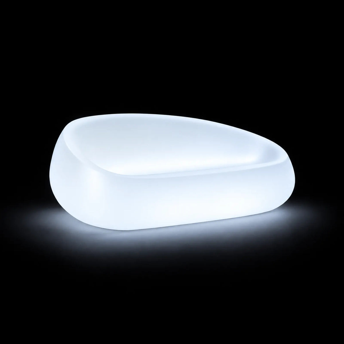 Canapé Stone LED Vondom, éclairé de l'intérieur sur fond noir