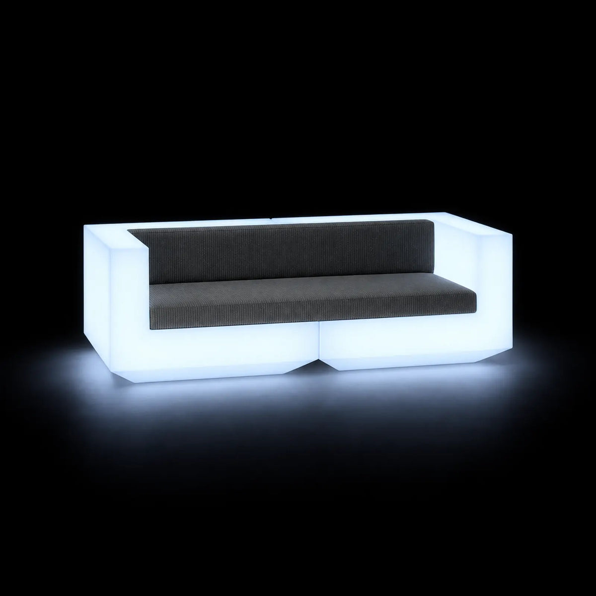 Canapé Vela LED Vondom, éclairé de l'intérieur sur fond noir