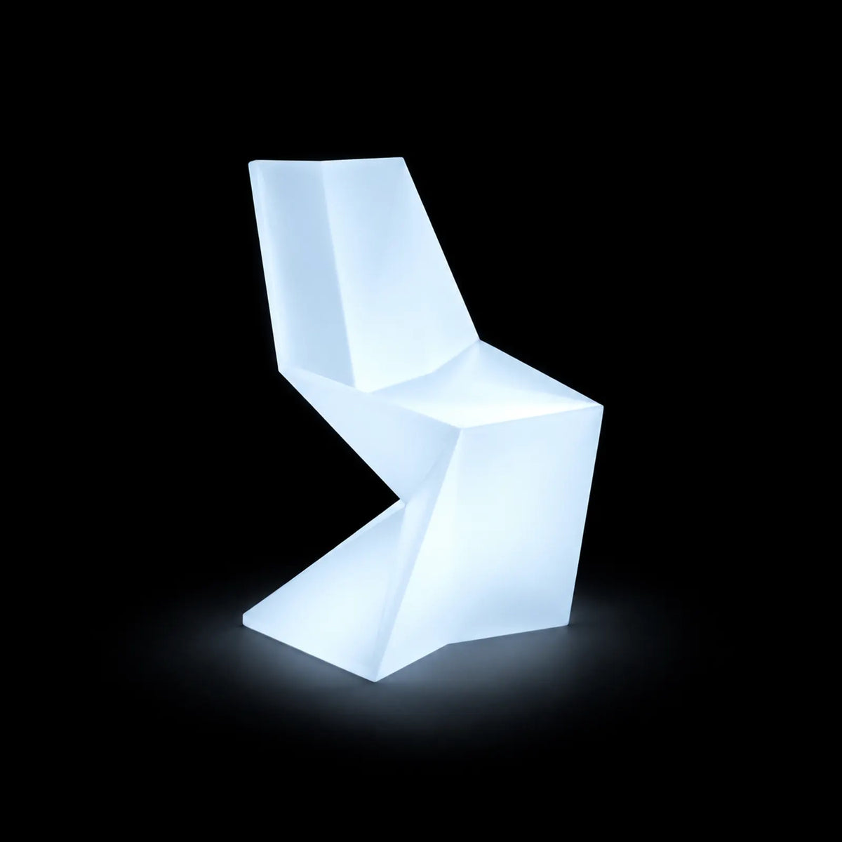 Chaise d'Extérieur Vertex LED Vondom, éclairé de l'intérieur sur fond noir