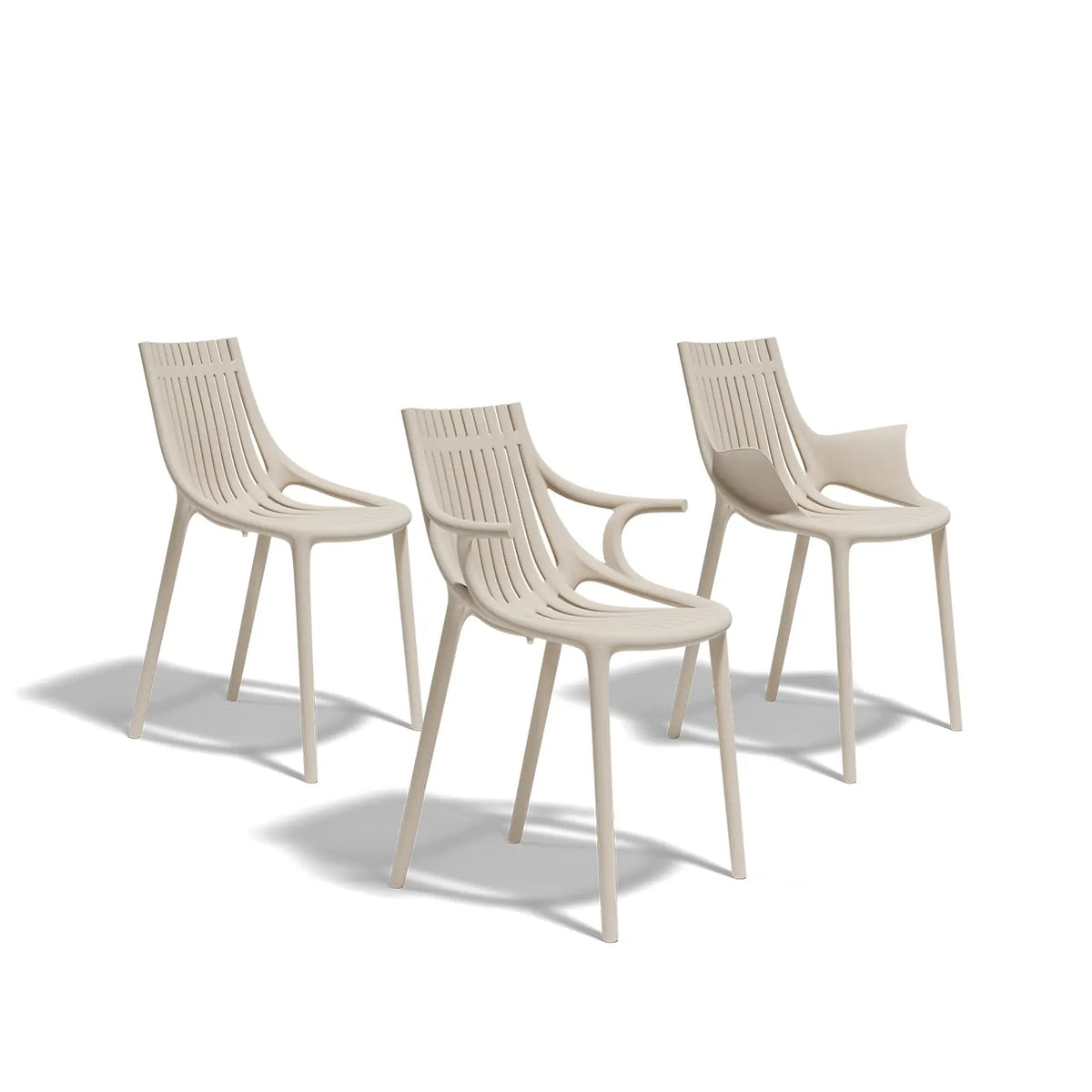 Chaise d'extérieur Ibiza Vondom en écru, trois versions : sans accoudoirs, accoudoirs ailes et accoudoirs tube