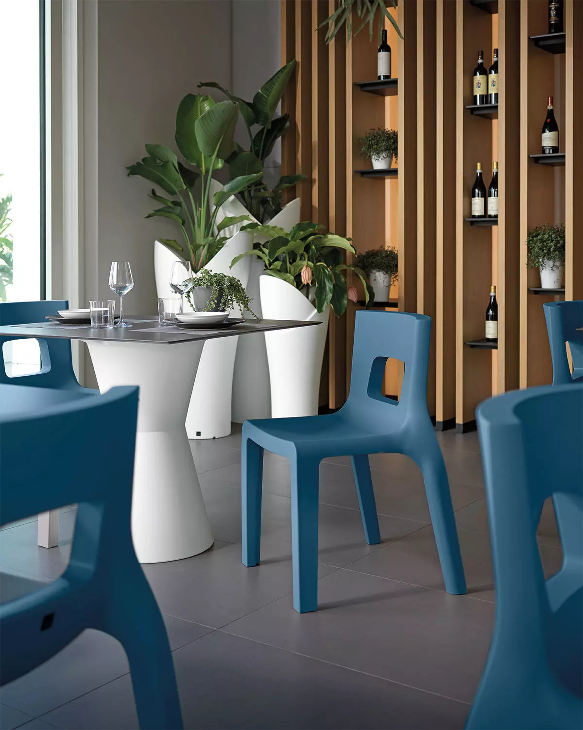 chaise-plastique-avec-trou