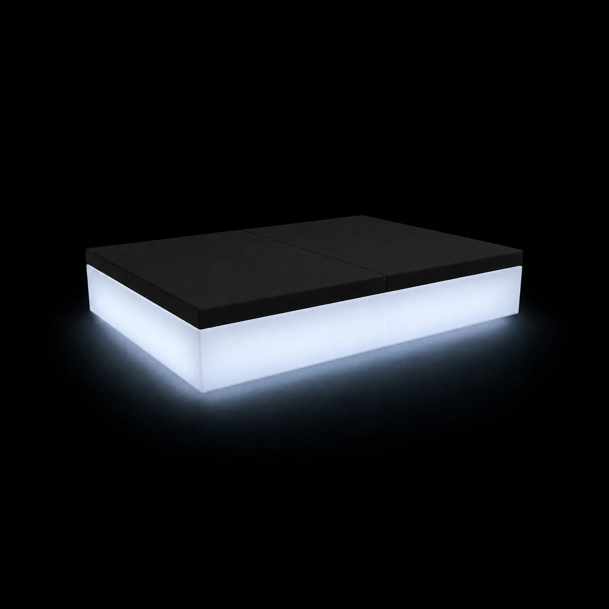Daybed Jut LED Vondom, éclairé de l'intérieur sur fond noir, taille 240x240x40 cm