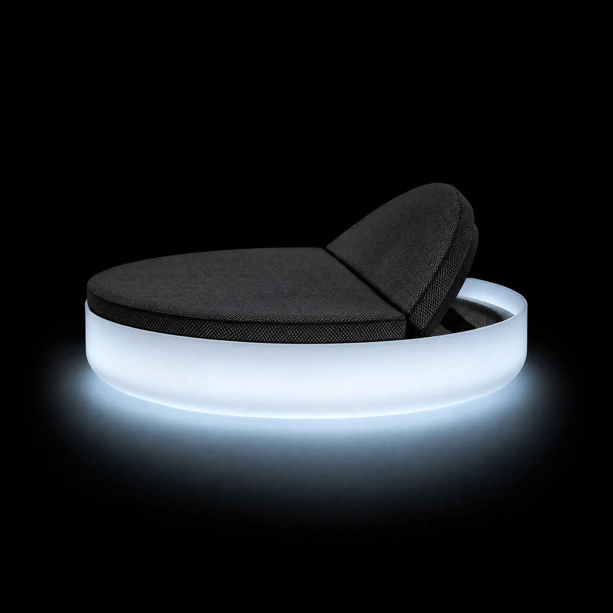 Daybed ULM Inclinable LED Vondom, éclairé de l'intérieur sur fond noir