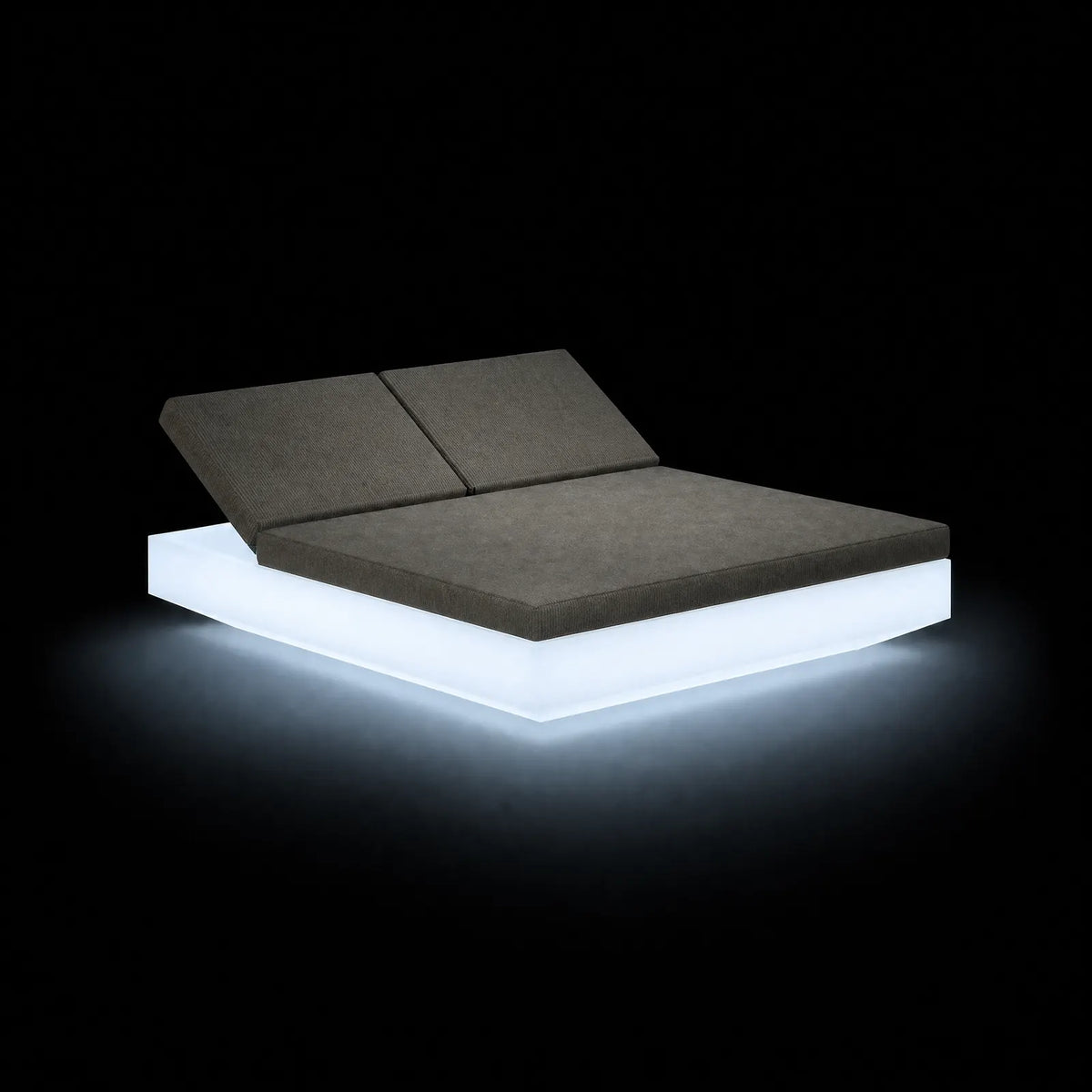 Daybed Vela Inclinable 2 LED Vondom, éclairé de l'intérieur sur fond noir