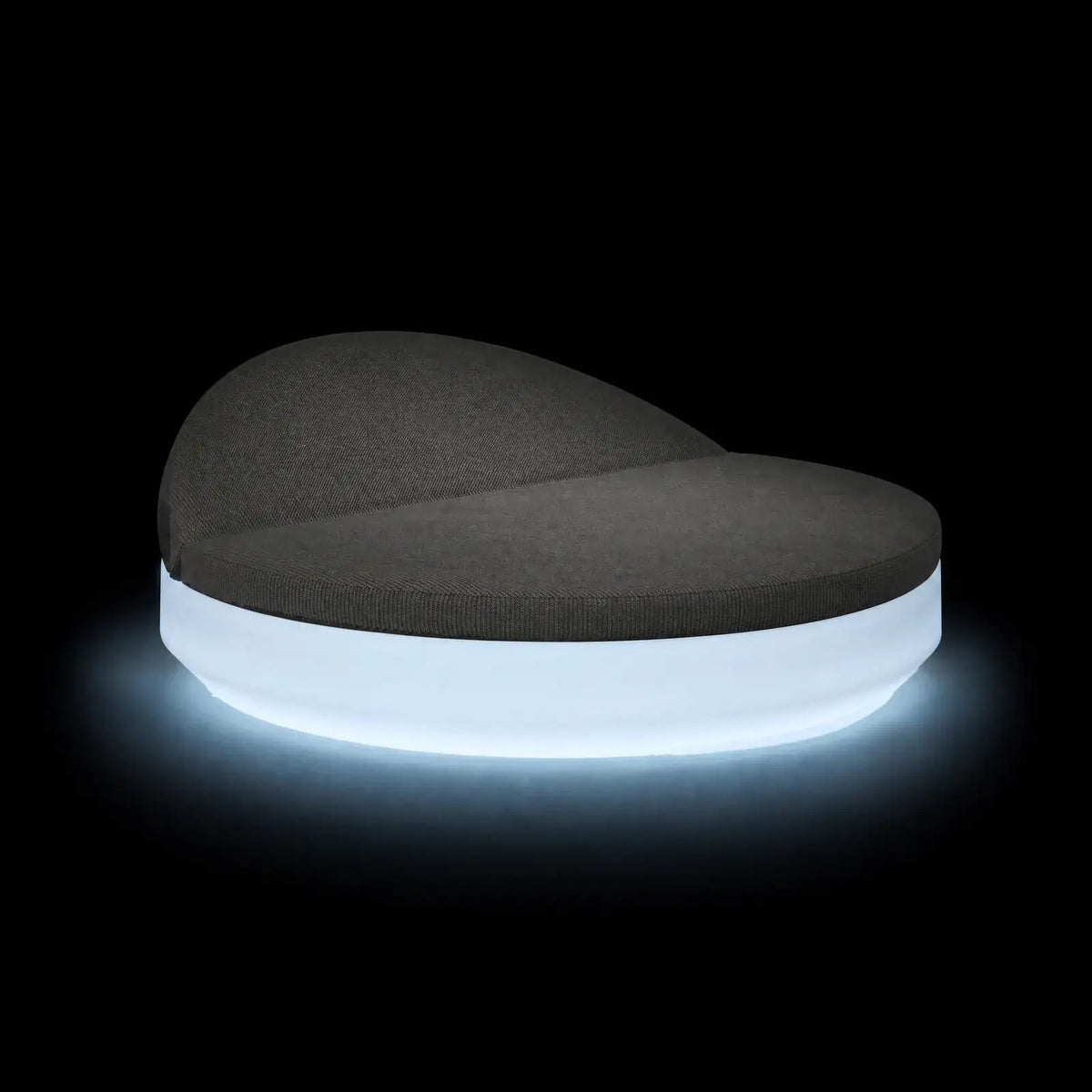 Daybed Vela Rond Inclinable LED Vondom, éclairé de l'intérieur sur fond noir