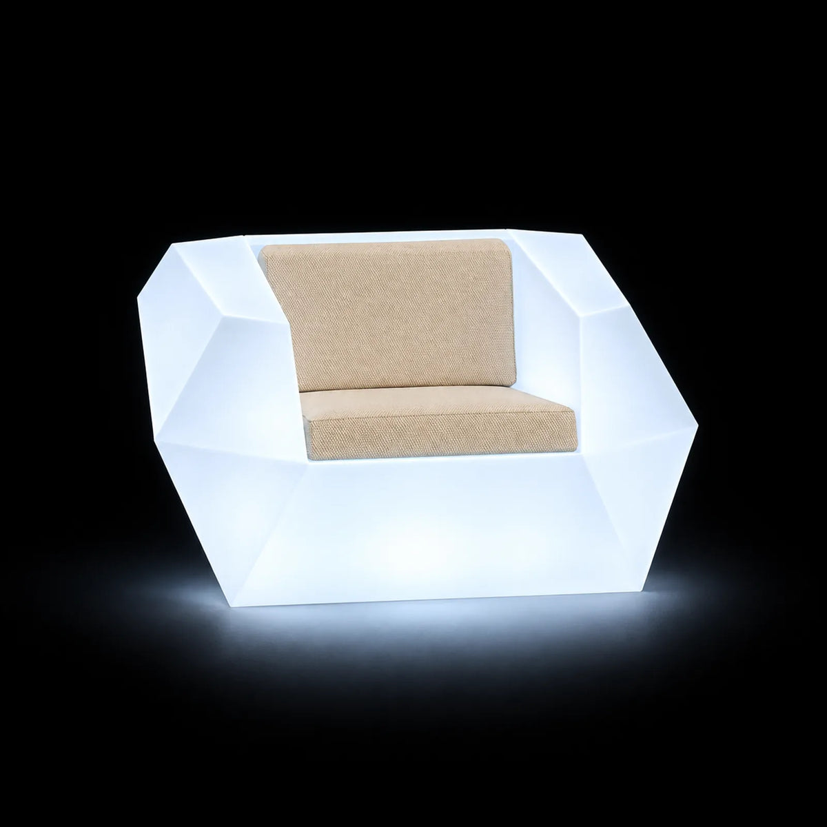 Fauteuil Faz LED Vondom, éclairé de l'intérieur sur fond noir