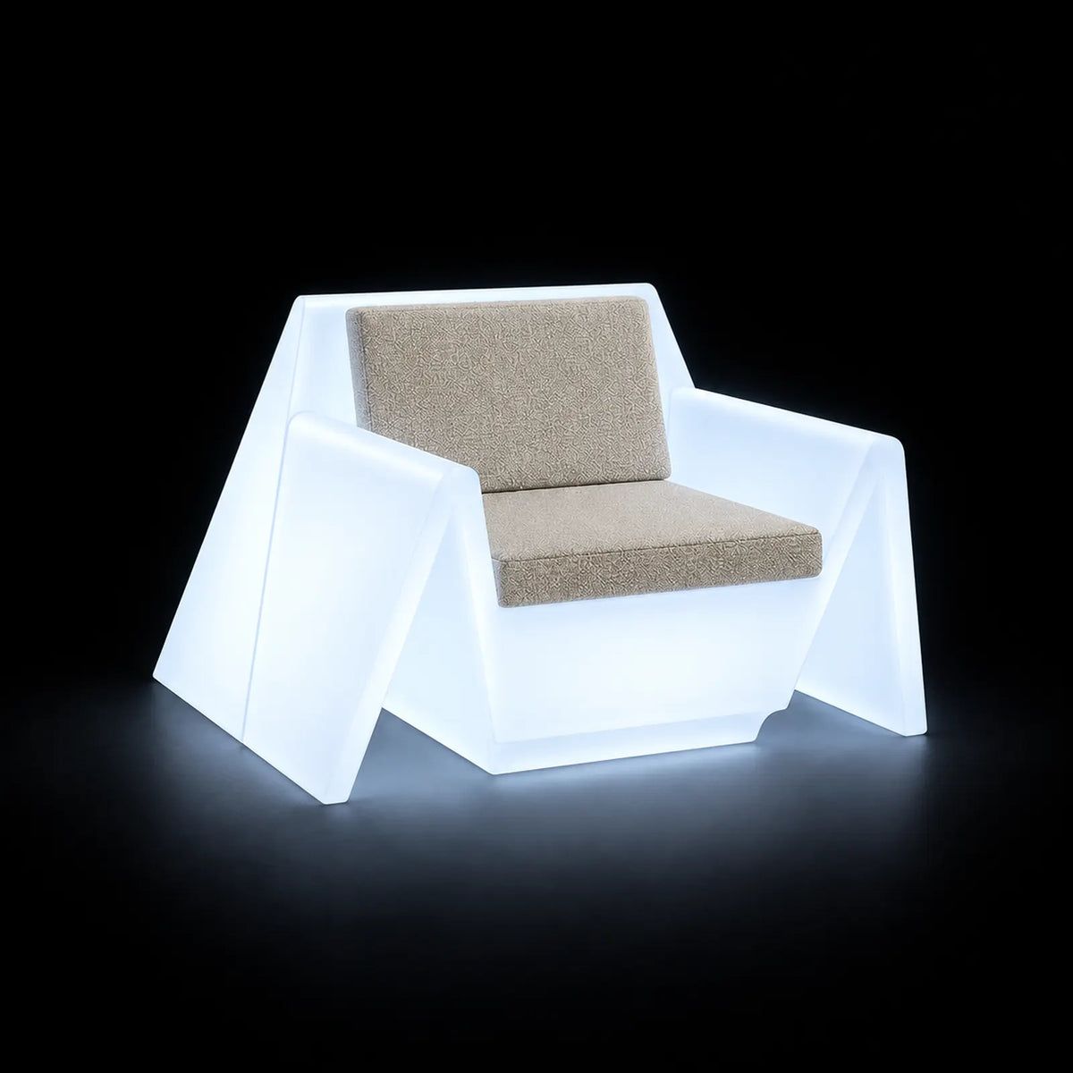 Fauteuil Rest LED Vondom, éclairé de l'intérieur sur fond noir