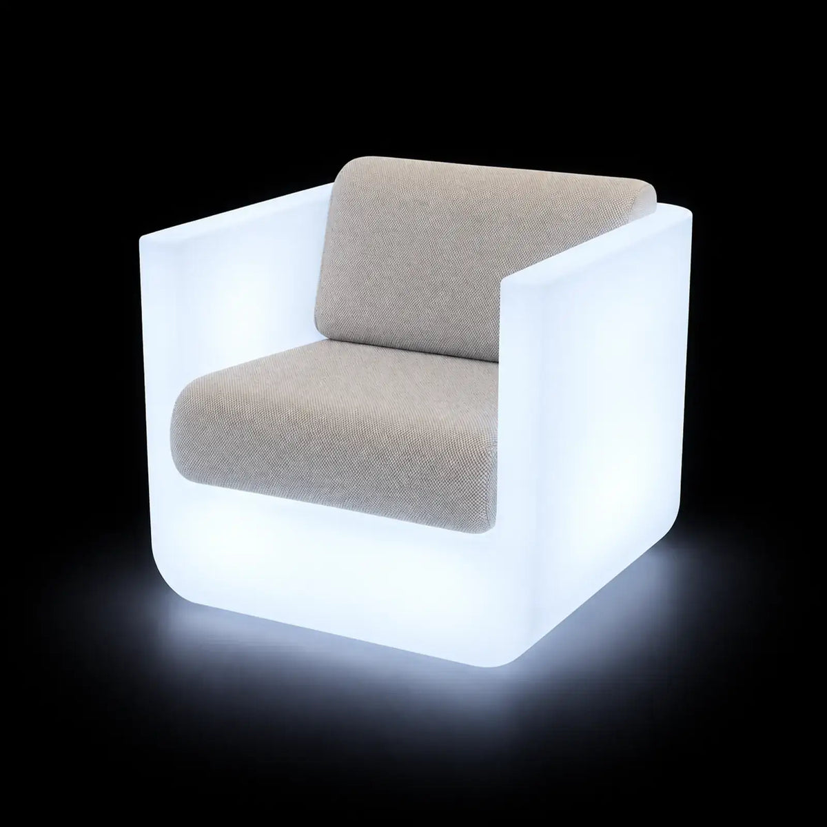 Fauteuil ULM LED Vondom, éclairé de l'intérieur sur fond noir