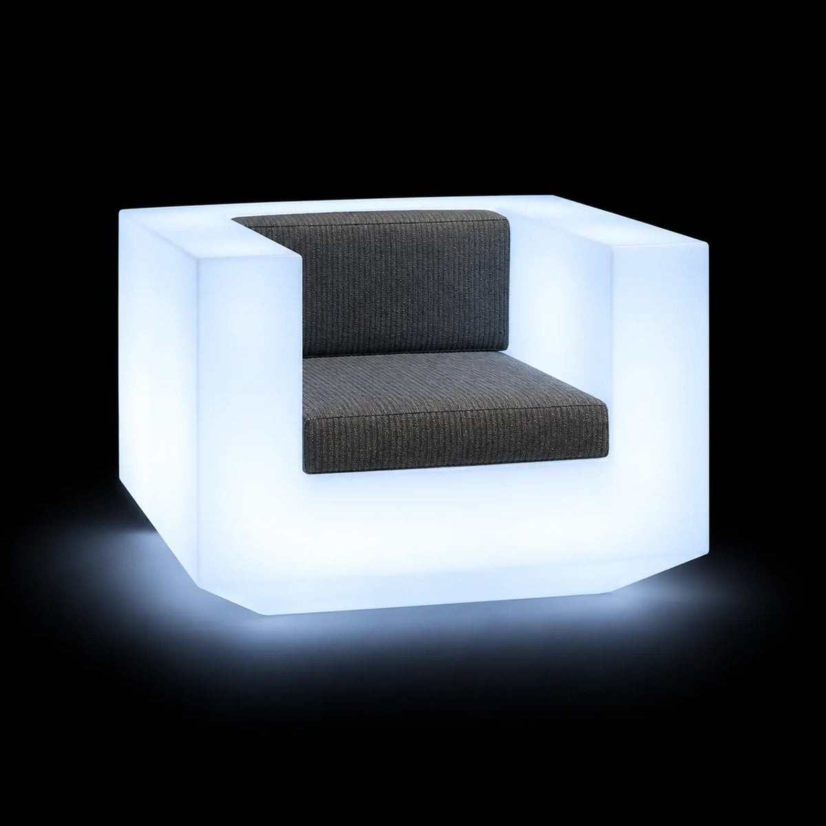 Fauteuil Vela LED Vondom, éclairé de l'intérieur sur fond noir