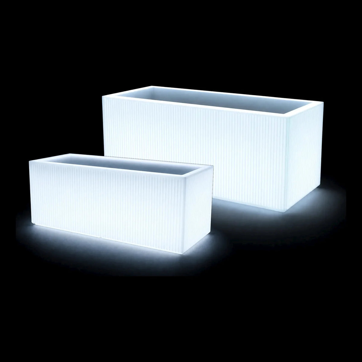 Jardinières Gatsby basses LED Vondom en deux tailles, allumées de l'intérieur sur fond noir